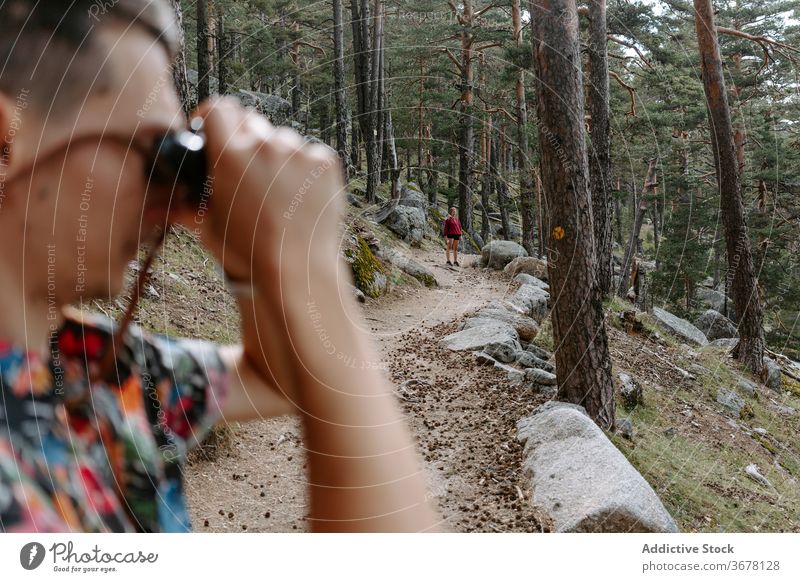 Reisender erkundet die Natur mit Fernglas im Wald Mann Wanderung Berge u. Gebirge erkunden reisen Aktivität Trekking jung Fundstück Abenteuer Spanien