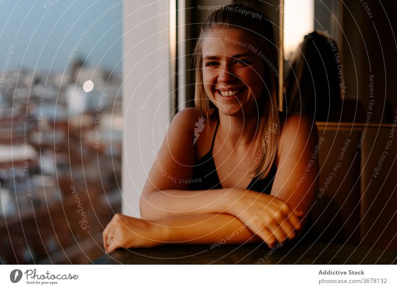 Junge glückliche Frau genießt Stadtbild von Café Dachterrasse Großstadt heiter Fenster Abend Lächeln Madrid Sonnenuntergang gemütlich urban Spanien Glück