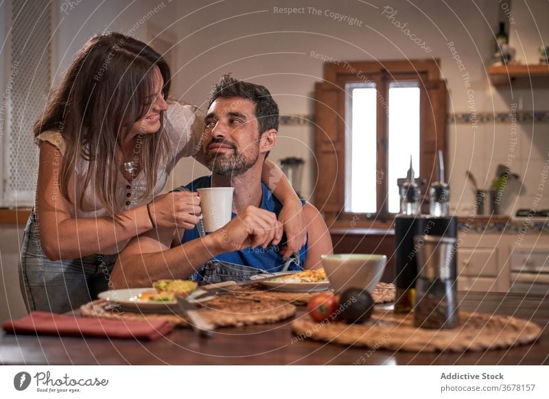 Zufriedenes Paar, das sich in der Küche umarmt Frühstück Umarmen Morgen lecker Zusammensein Partnerschaft Lebensmittel geschmackvoll Ehefrau Ehemann heimwärts