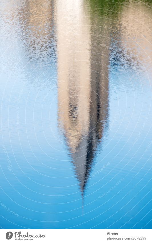 Spitzen Spiegelung Turm See Reflexion & Spiegelung Teich blau Wasser Kirche Himmel Idylle Wasserspiegelung schönes Wetter Wasseroberfläche Spiegelung im Wasser