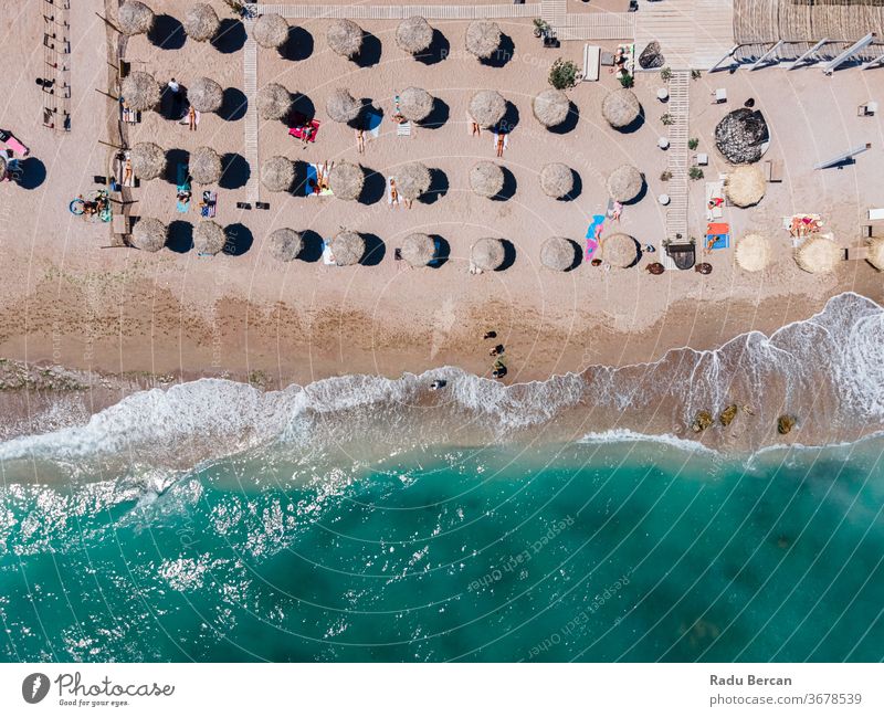 Strand aus der Luft, Menschen und Schirme zur Strandfotografie, blaue Meereslandschaft, Meereswellen Antenne Ansicht Sand Hintergrund Wasser MEER Urlaub reisen