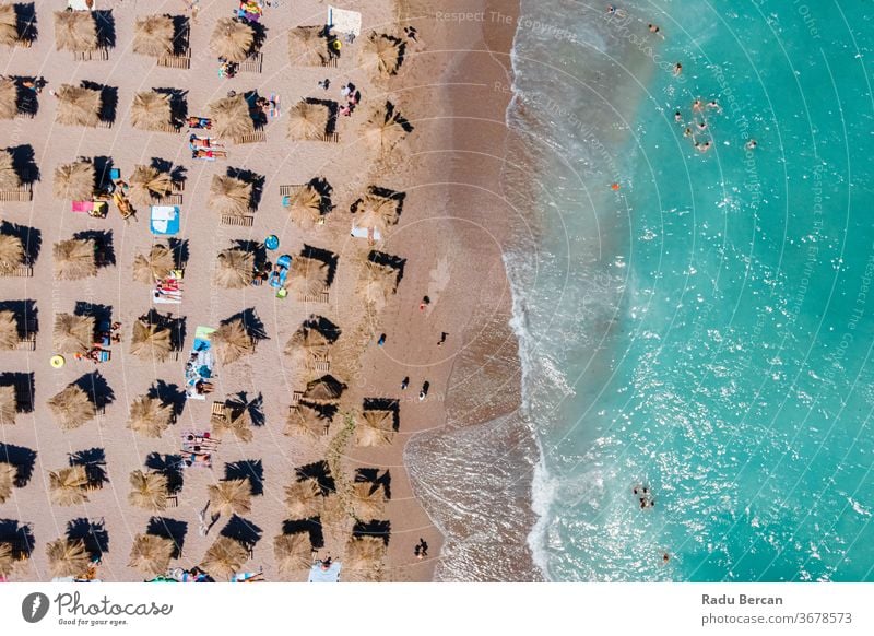 Strand aus der Luft, Menschen und Schirme zur Strandfotografie, blaue Meereslandschaft, Meereswellen Antenne Ansicht Sand Hintergrund Wasser MEER Urlaub reisen