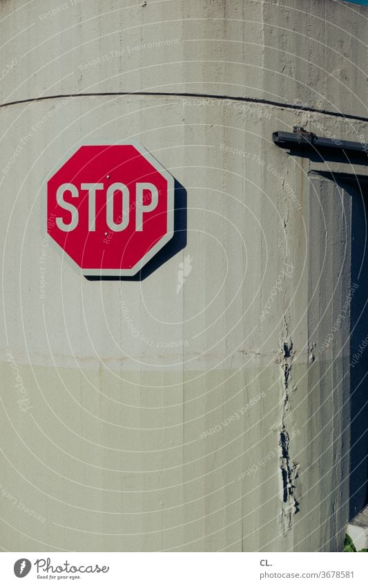 stop Stop Stoppschild stopp Verkehrsschild Stillstand Pause Wand rot Symbole & Metaphern Verkehrszeichen Schilder & Markierungen Hinweisschild stoppen