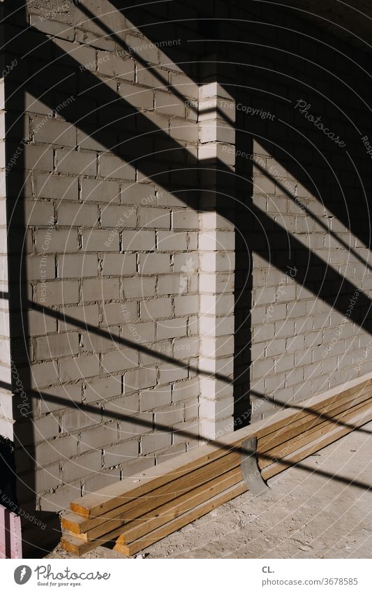 dynamische linien Mauer Baustelle Holz Holzbrett Linien abstrakt Außenaufnahme Strukturen & Formen Wand Streifen Menschenleer Schatten