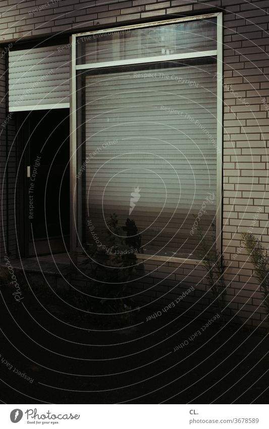 schattenseite dunkel unheimlich gruselig düster Fenster trist Rollo Tristesse Wand Haus abweisend geschlossen Schatten Menschenleer Außenaufnahme