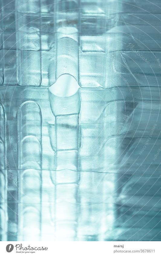 Gestapelter Plastikmüll als Kunstwerk Strukturen & Formen durchscheinend blau unkenntlich abstrakt durchsichtig Innenaufnahme Experiment Muster anders