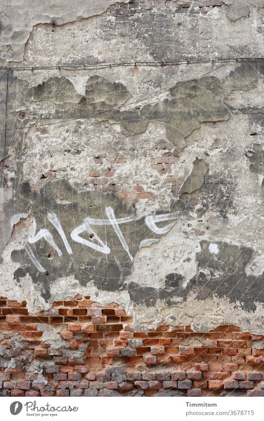 Fassade in Sofia Gebäude Wand Altbau Außenaufnahme Kabel Ziegelsteine Graffiti Putz Zerfall