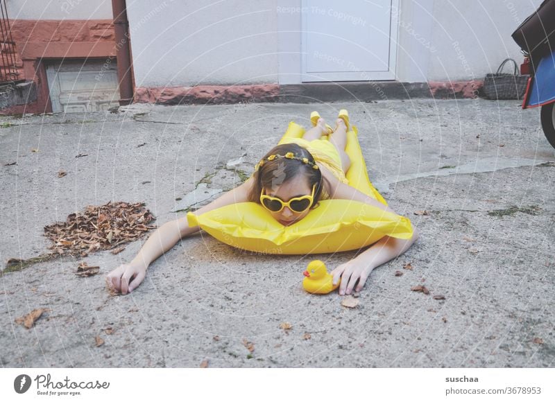 trockenschwimmerin im hinterhof (sommer 2020) Komik Satire Unfug einfallsreich lustig skurril gelb trockenschwimmen traurig öde langweilig grau trist