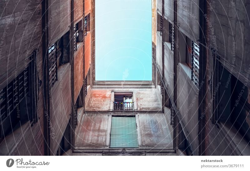 Architektur des alten Wohnhauses Gebäude Appartement Fassade direkt darunter wohnbedingt Fenster eng geometrisch Muster keine Menschen niemand Barcelona Spanien