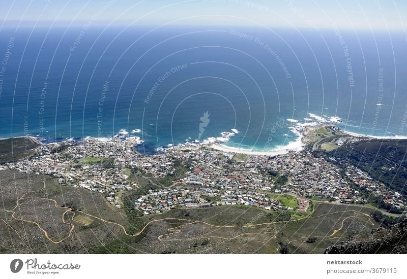Luftaufnahme von Kapstadts Meer und Küste Wohnsiedlung MEER Stadtbild Wellen Meeresküste Südafrika Topografie Landschaft Panorama ruhige Umgebung Wasser