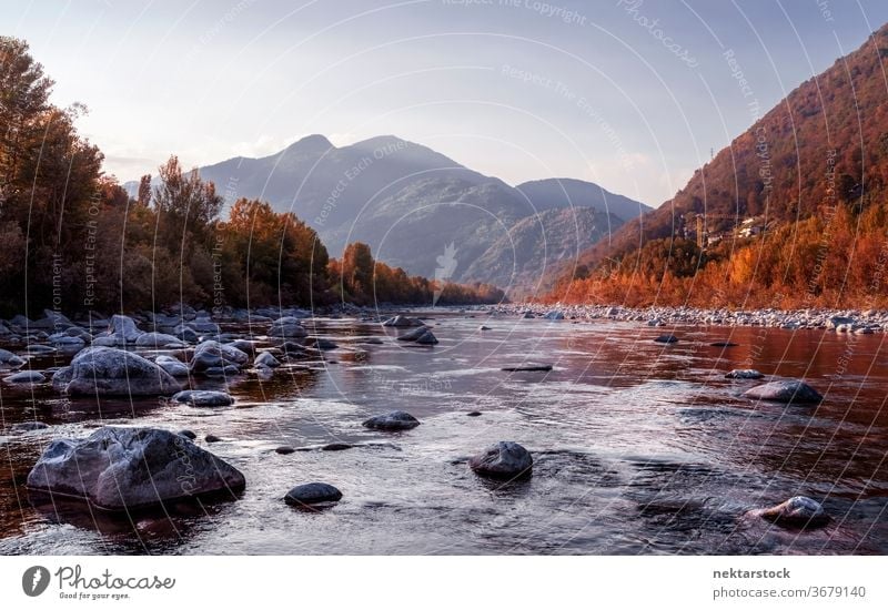 Landschaftliche Flusslandschaft in Italien Wasser Natur Schönheit in der Natur Berge u. Gebirge Hügel Wald Herbst keine Menschen niemand Wasserlandschaft