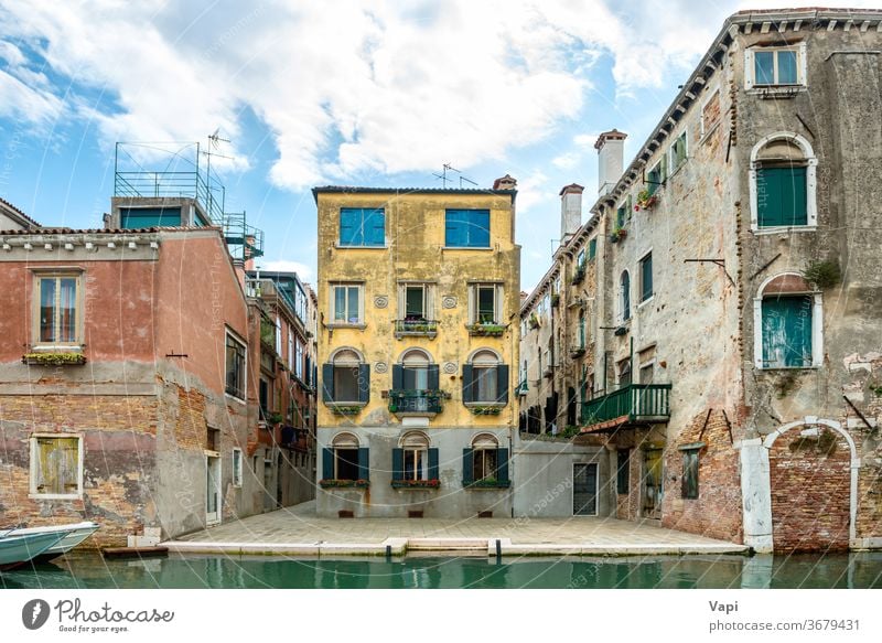 Blick auf die Straße von Venedig mit Gebäuden Italien Kanal Wasser Haus Großstadt Wahrzeichen reisen Architektur romantisch Boot schön alt Europa Ansicht