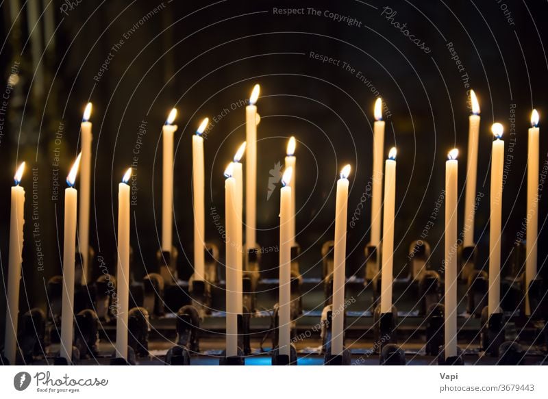 Kerzen in der Kirche candels schwarz blau Hintergrund Licht Kerzenschein Weihnachten Frieden brennend gelb Flamme Wachs dunkel Religion Feuer weiß altehrwürdig