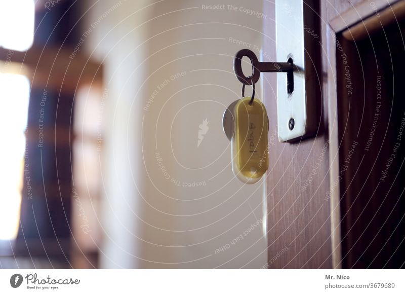 verschlüsselt Schlüssel Schlüsselloch Schlüsseldienst Tür aufgeschlosssen offen geöffnet schließen aufmachen Sicherheit Türschloss zimmer Raum Wohnung