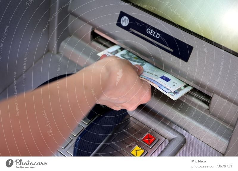 Geld abheben Geldautomat cash Bank Geldinstitut Geldscheine Bargeld bankautomat Euro Arme Hand sparen bankgebäude tastatur geld abheben Elektrisches Gerät
