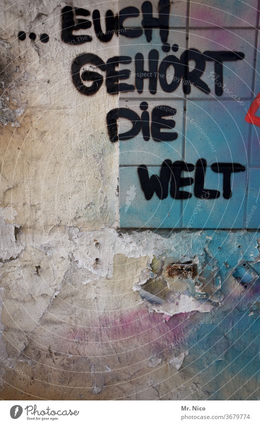 Wem gehört die Welt ? grafitti Grafitti Wand Mauer Graffiti Schriftzeichen Fassade Gebäude Fliesen u. Kacheln Symbole & Metaphern abstrakt dreckig Subkultur