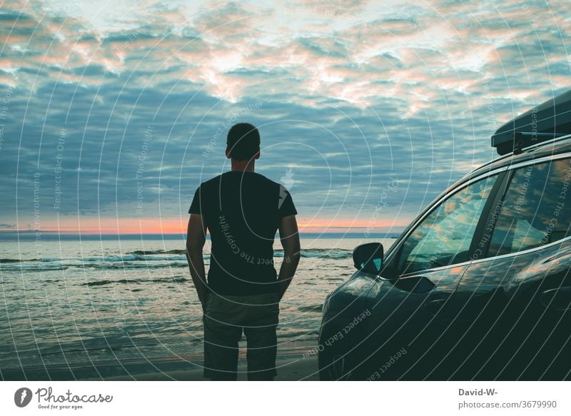 Mit dem Auto an die See Mann Urlaub Nordsee Dänemark Urlauber genießen ruhe Meer Ozean Autoreise Autostrand Strand Sonnenuntergang Urlaubsstimmung Urlaubsfoto