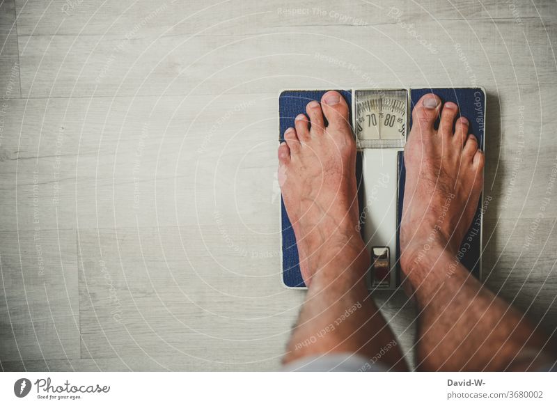 auf der Waage stehen und das Gewicht ablesen Mann steht wiegen Gesundheit retro alt Ernährung Messinstrument messen gewichtskontrolle ermitteln Kilogramm