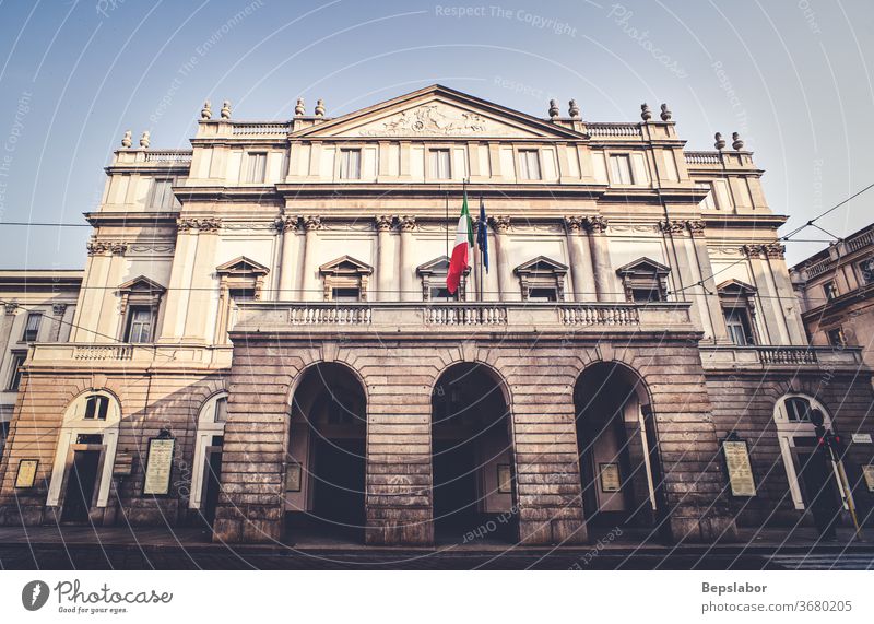Blick auf das berühmte neoklassizistische Theater Teatro alla Scala in Mailand, Italien Italienisch Akademie antik Architektur Kunst Anziehungskraft schön