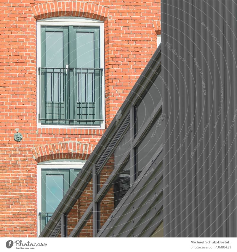 Modernisiertes Backsteingebäude mit Aluelement Minimal grafisch farben formen Geometrie abstract grafik abstrakt quadrat harmonie fassade alu aluminium fenster