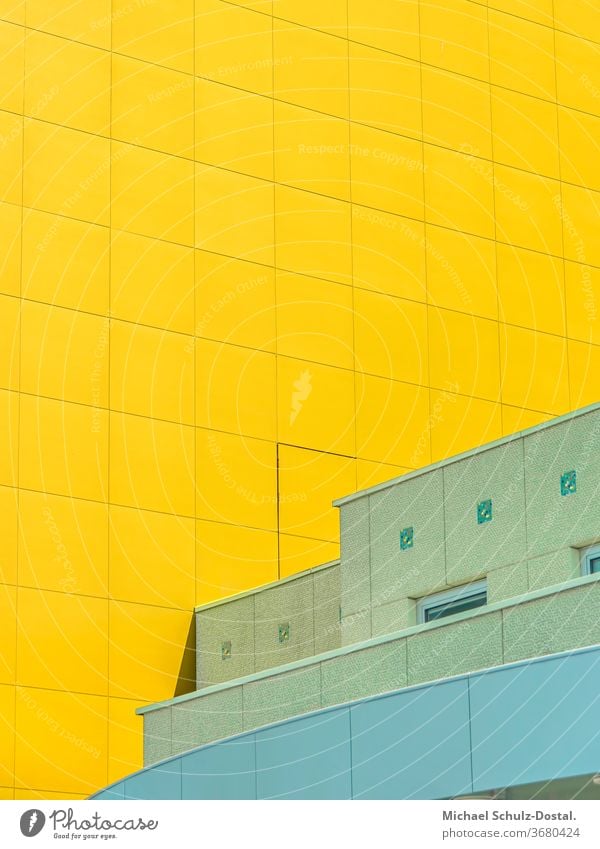 Grünes Haus vor gelber Fassade Minimal grafisch farben formen Geometrie abstract grafik abstrakt quadrat harmonie urban architektur linie cyan fassade element