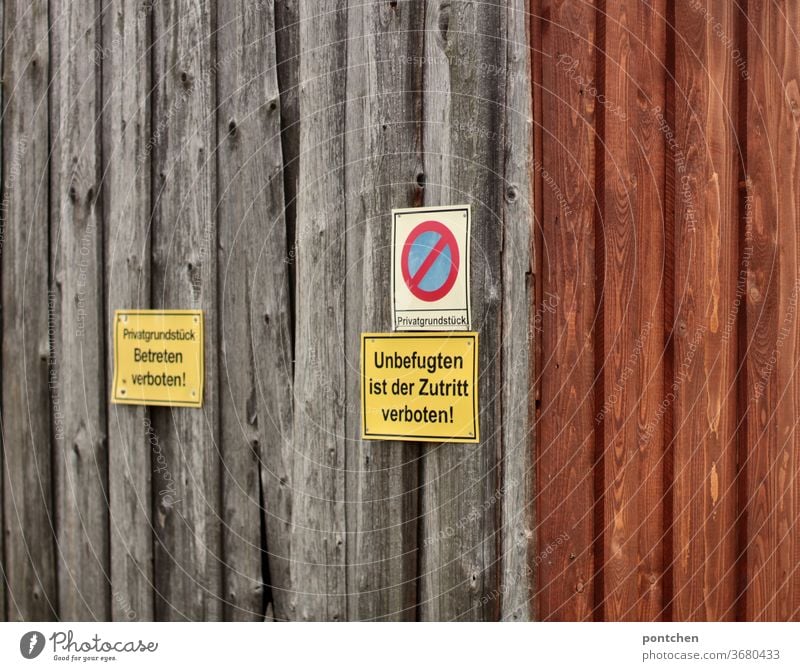 Zutritt verboten Schilder auf einem Scheunentor. Verblichenes Holz. Privatgrundstück betreten verboten privatweg scheunentor holz Schilder & Markierungen