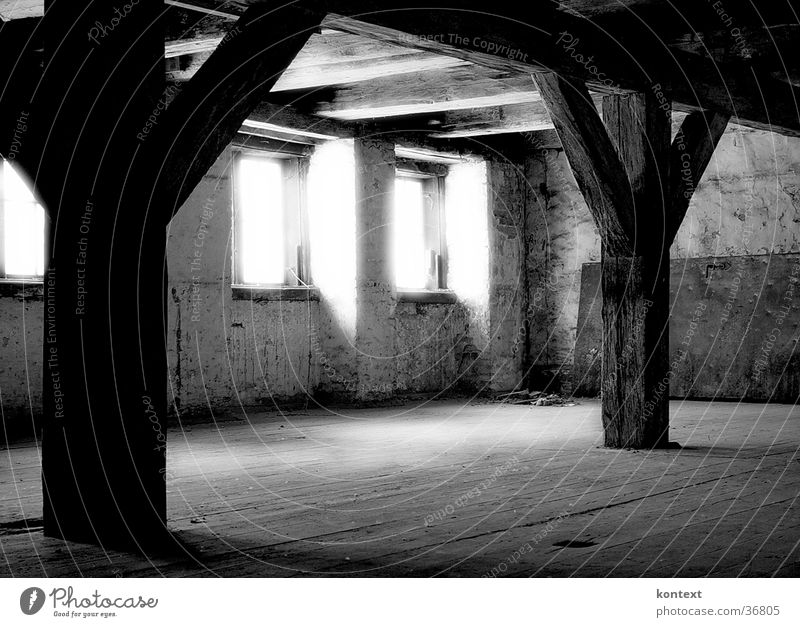 licht im fenster Fenster historisch Raum Balken alt Schwarzweißfoto