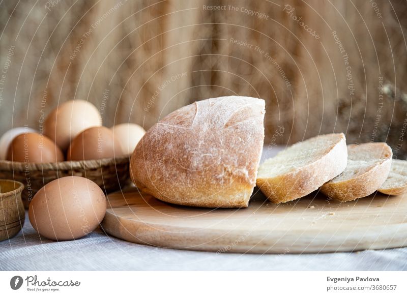 Ein Laib frisches, selbstgebackenes Brot. Stillleben im rustikalen Stil. Amuse-Gueule Hintergrund Bäckerei Getränk Frühstück braun Sauberkeit Nahaufnahme Stoff