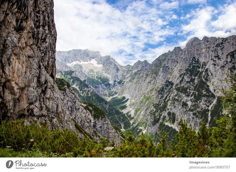 Blick auf die Waxensteiner Berggipfel beim Wandern, Flanken der Zugspitze, Wettersteingebirge. Rundwanderung über das Hupfleitenjoch, Kreuzjoch, Wettersteingebirge Bayern Deutschland