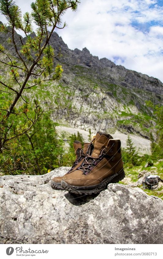 Wanderschuhe, die auf einem Stein. graue Stiefel hoch in den Bergen ein Paar Fels Kleidung Schuhwerk Sommer Himmel Wandern Natur Fels - Objekt Abenteuer