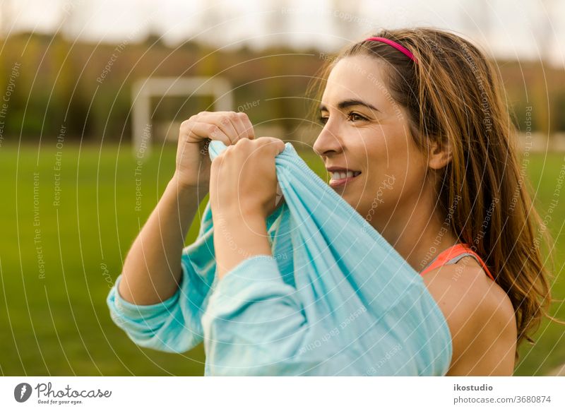 Tragen Sie etwas Warmes Frauen Porträt schön Fitness im Freien Kleidung Jacke anhaben Park sich[Akk] entspannen Gras Feld 30s Turnkleidung Gesundheit sportlich
