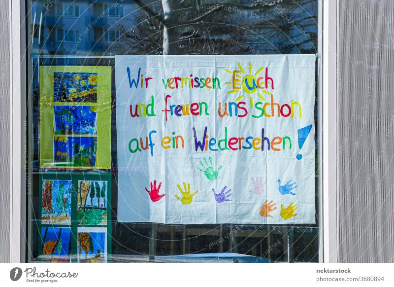 Wir vermissen Sie und hoffen auf ein baldiges deutsches Kinderzeichen Zeichen farbenfroh Deutsch Glas Fenster Handabdruck Hände Kunsthandwerk keine Menschen