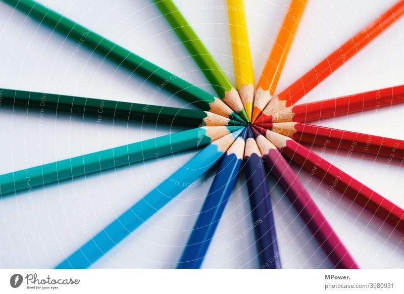 Buntstifte Stifte farbenfroh Farben Farbskala Farbring gespitzt kreisförmig mehrfarbig zeichnen Schreibstift Schreibwaren malen Farbstift Kunst Schule Kindheit
