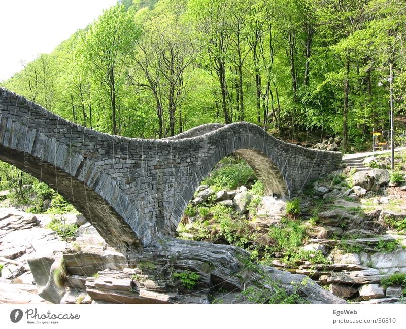Brücke im Tessin (CH) Kanton Tessin rund schön Schweiz Hügel Steinbrücke alt Berge u. Gebirge alte brücken Natur Fluss Landschaft