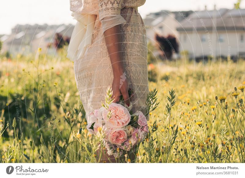 Detail einer kaukasischen Frau, die einen Brautstrauß hält. Blumen und Pflanzen im Hintergrund. Blumenstrauß Detailaufnahme Hochzeit Bräutigam Farbfoto Liebe