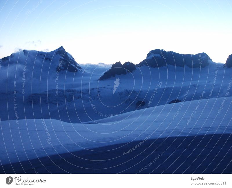 Eislandschaft Gletscher kalt weiß durchsichtig groß weich schön dunkel blau Wolken Schweiz Zeit Berge u. Gebirge Schnee Abend Landschaft Glätte rhuig Spitze