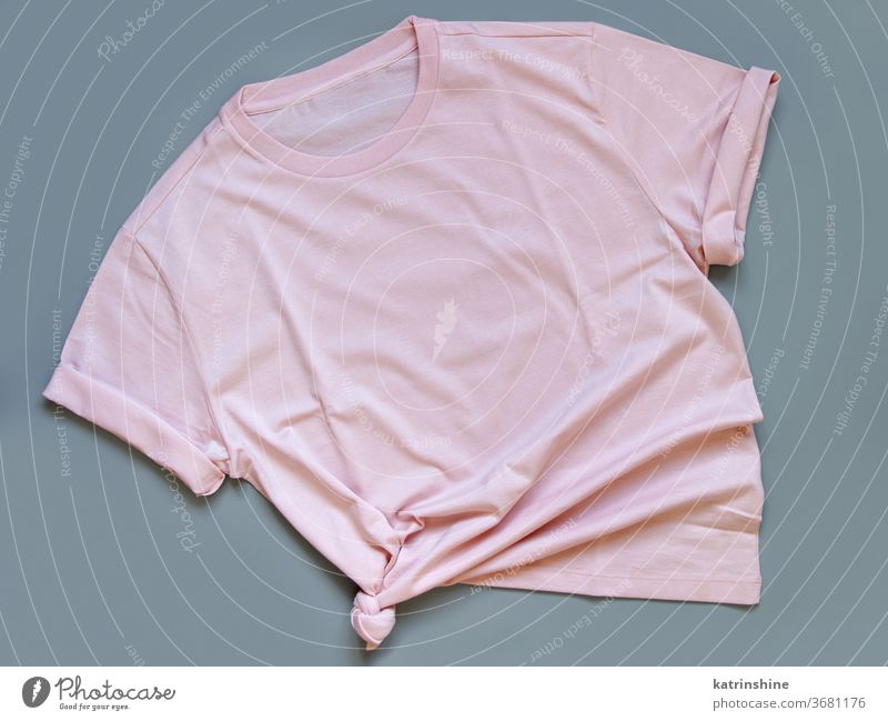 Rosa T-Shirt-Mock up Flachlegung auf grauem Hintergrund Attrappe gefaltet rosa trendy flache Verlegung Bekleidung Bekleidungsmockup blanko Kleidung Baumwolle