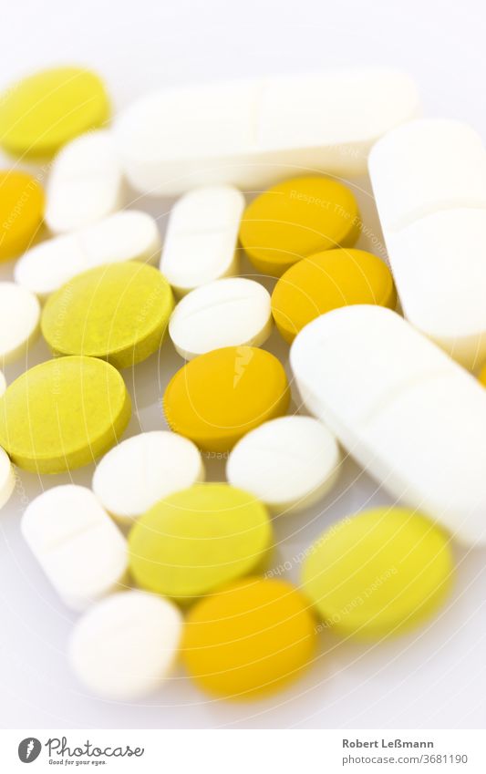 viele verschiedene Tabletten auf einem Haufen Gegenmittel Korona Gesundheitswesen Medizin Medizin und Wissenschaft Betäubungsmittel orange Selektiver Fokus