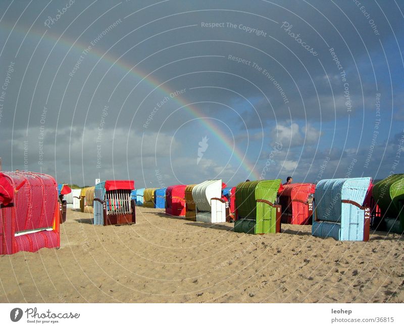 regenbogenstrandkorbstimmung Regenbogen Wolken Strandkorb mehrfarbig Föhr Stimmung Licht Menschenleer Himmel