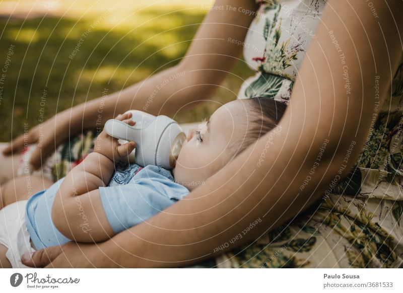 Baby mit Milchflasche Essen Lebensmittel Futter Gesunde Ernährung melken Gesundheit lecker natürlich Säuglingsalter Mutter Mutterschaft Pflege Zusammensein