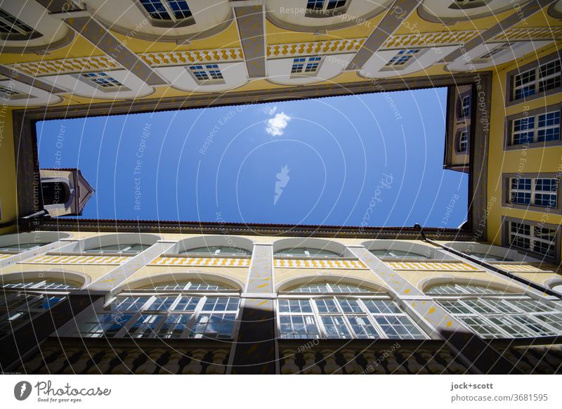 Gegensätze, tiefblauer Himmel mit weißem Tupfer Fassade Hinterhof Symmetrie Stil historisch Schönes Wetter Froschperspektive Innenhof Fenster Architektur