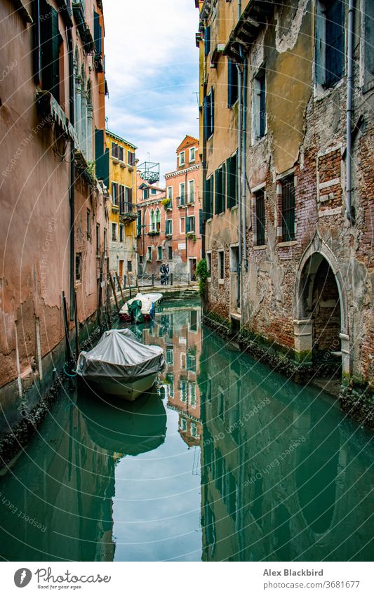 Boot auf einem Kanal in Venedig Windstille Karneval Großstadt Stadtbild Farbbild Bezirk Downtown Europäer Gondellift herrschaftlich idyllisch Italien