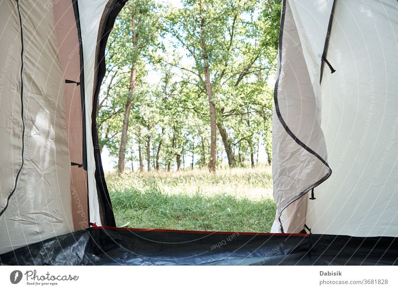 Innenansicht eines Campingzeltes im Wald am sonnigen Morgen Zelt Tourist Lager im Inneren Hintergrund Tourismus Natur wild Gras Sonne Ausflug Baum Aktivität