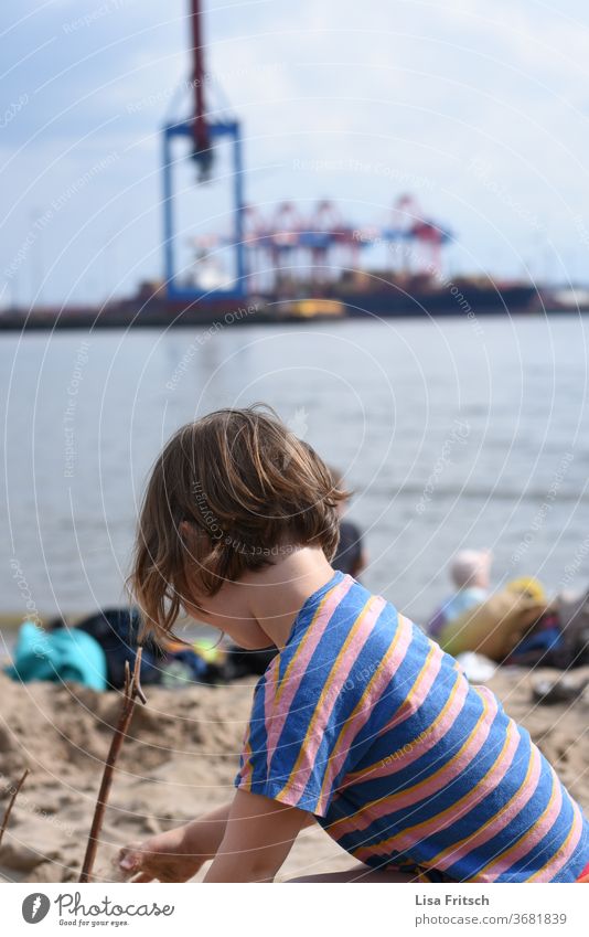 SPIELEN - ELBSTRAND - KIND - HAFEN Elbe Elbstrand Hamburg Hafen Mädchen 3-8 Jahre Sand Wasser Spielen gestreift kurzhaarig Kindheit verspielt Idee