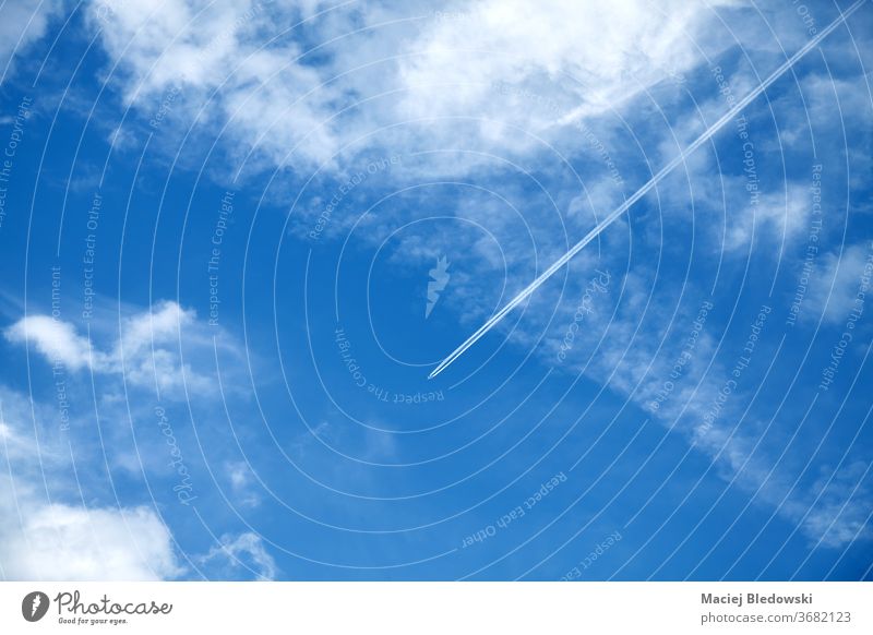 Wunderschöner Himmel mit Flugzeugkondensstreifen. blau fliegen Wolkenlandschaft Kondensstreifen Transport Ebene Cloud Air Nachlauf Düsenflugzeug Kondenswasser