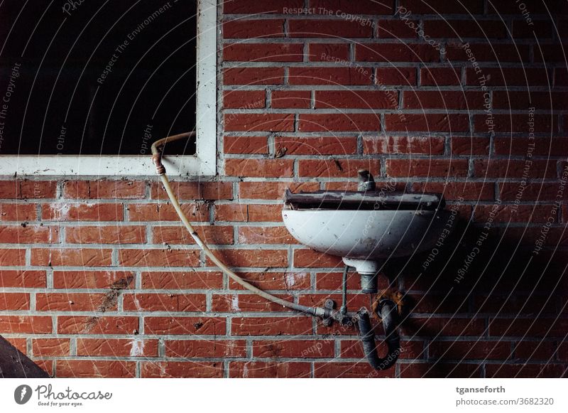 Waschbecken und Fenster Wand Wasserhahn alt Innenaufnahme Menschenleer dreckig Verfall Vergänglichkeit Detailaufnahme Mauer kaputt Farbfoto Vergangenheit