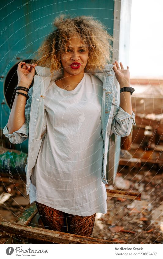 Exzentrische ethnische Frau in verlassenem Gebäude tausendjährig Stil trendy Generation Grunge unabhängig schwarz Afroamerikaner Großstadt urban stehen