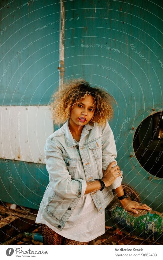Ethnische Frau in verlassenem Gebäude tausendjährig Stil trendy Generation Grunge unabhängig ethnisch schwarz Afroamerikaner Großstadt urban stehen Jeansstoff
