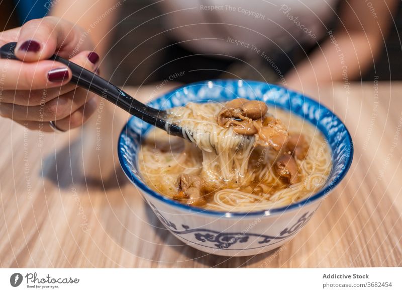 Asiatische Frau isst traditionelle Nudeln essen Suppe Taiwan Asiatische Küche Schalen & Schüsseln Tradition jung Mahlzeit ethnisch asiatisch Mittagessen