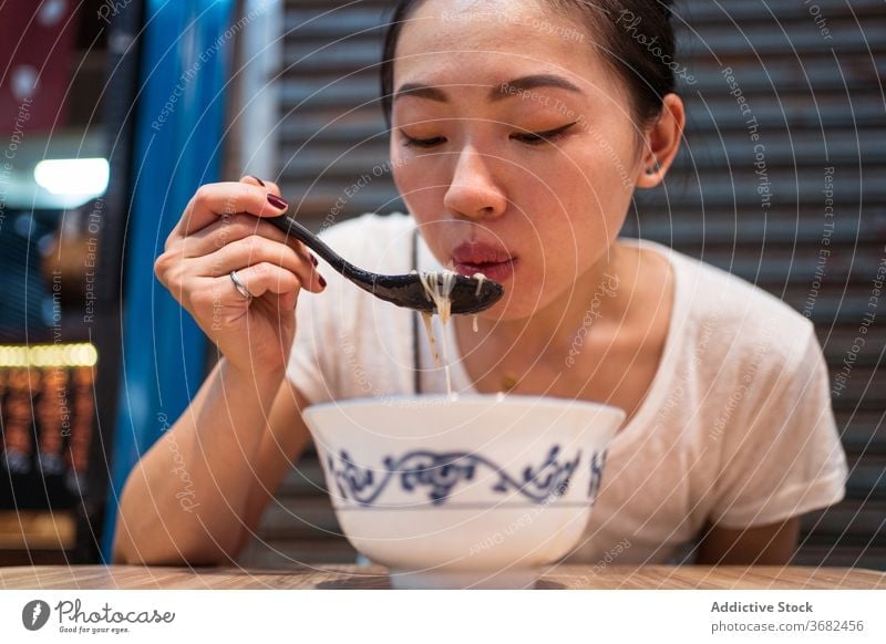 Asiatische Frau isst traditionelle Nudeln essen Suppe Taiwan Asiatische Küche Schalen & Schüsseln Tradition jung Mahlzeit ethnisch asiatisch Mittagessen